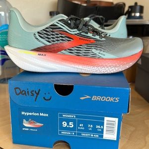 BRAND NEW! Womens Brooks Hyperion max shoe brand new womens 9.5.